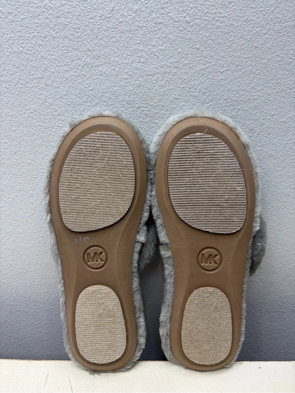 Michael Kors Gray Faux Fur Thong Sandals Size 8